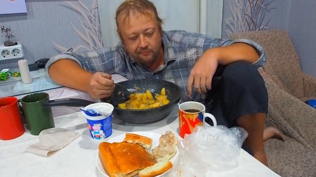 Устал деревенский мужик за день Сел кушать _Ворчим с мамой_ и делим дороги Надоело Хапают себе земли