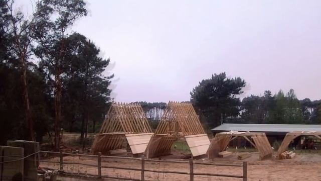 CABAÑA ALPINA MADERA TRONCO LADRILLOS     A-frame house