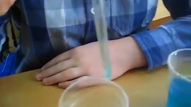 ФИЗИКА Переливаем воду.....обьясните_