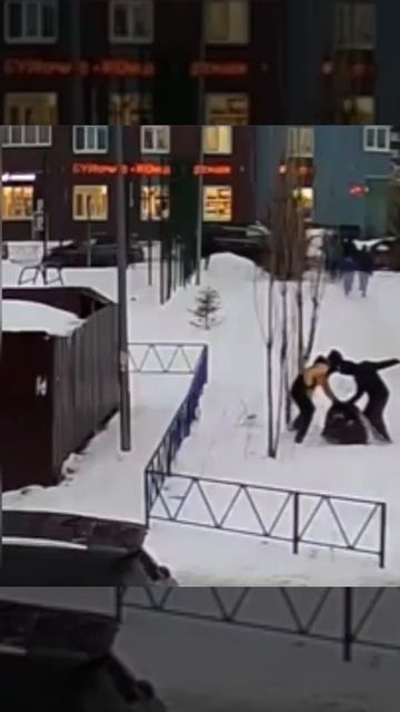 Толпа из 20 зумеров избила мужика за защиту сына !!!