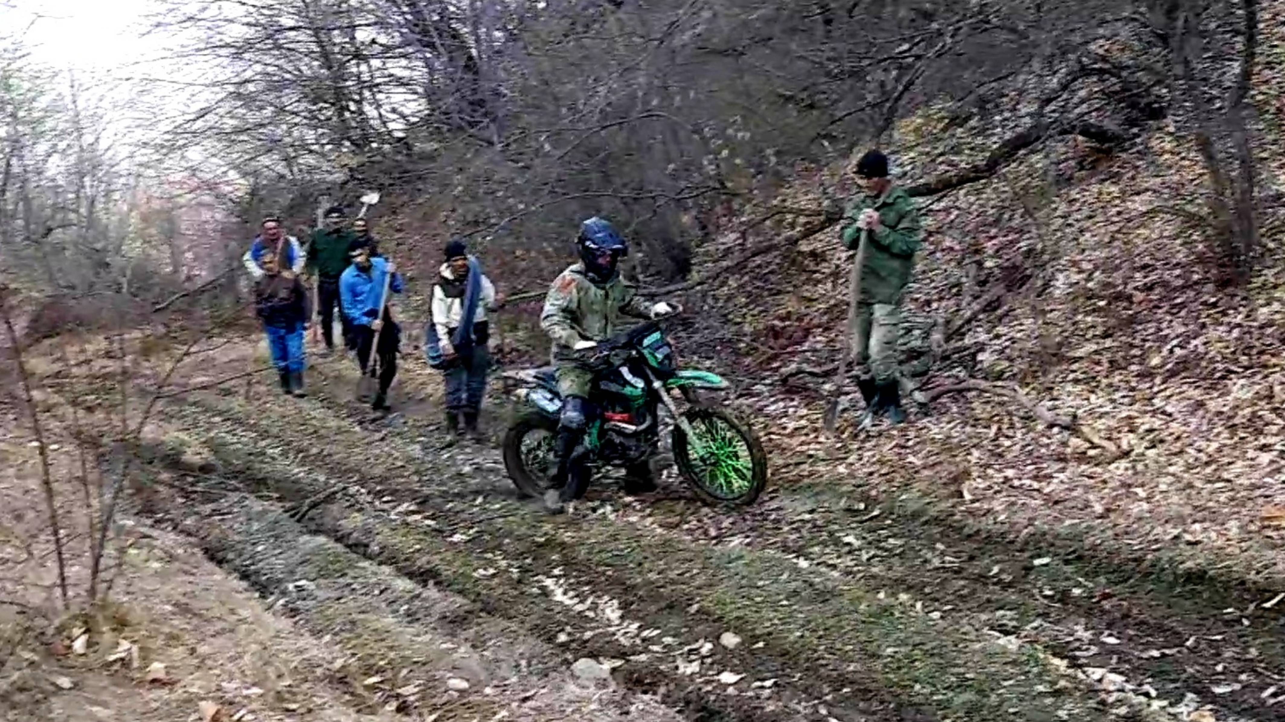 Мотциклисть.упал в кювет.
