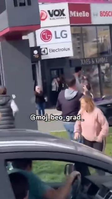Автомобиль въехал в толпу протестующих в Белграде. Предварительно пострадали три человека. Водителя