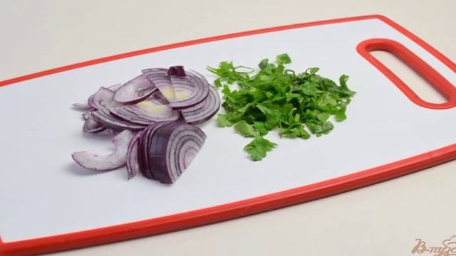 Салат с куриными сердечками и луком