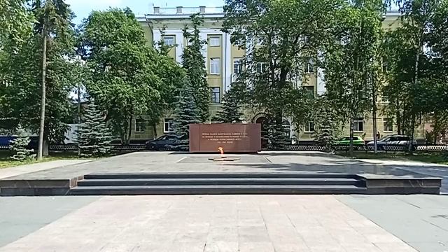 Вечный огонь на площади Революции