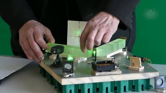 Академик Ю.Н.Иванов представляет универсальный интерферометр собственной сборки