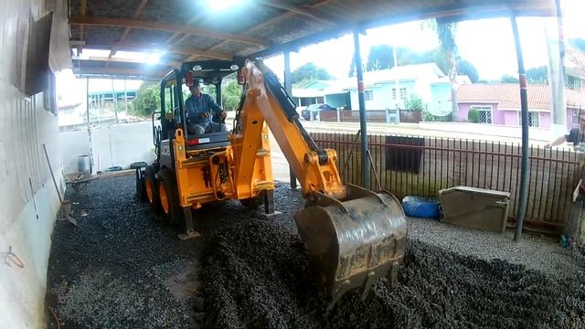 mini retroescavadeira jcb 1cx fazendo rebaixo pra piso!!!