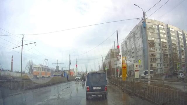 Мамочка с двумя детьми решила перебежать дорогу на Скочилова не на пешеходном переходе, что привело