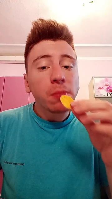 Денис Френдлі Доїдає Останні Кусочки Pringles