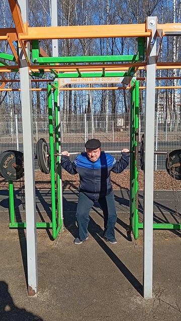 Покачался под открытым небом. Жим лёжа 50 кг. на раз! Присел 2×30 кг. Отведайте силушки богатырской!