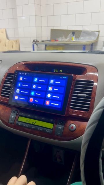 Установили магнитолу Mekede M150S и две камеры переднего/заднего вида в Toyota Camry ACV30