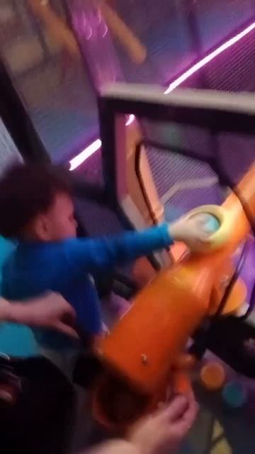 Стрелять из пушки шариками ребенку не понравилось