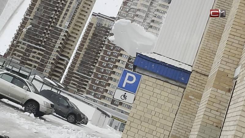 Падение огромной снежной глыбы в одном из дворов Сургута