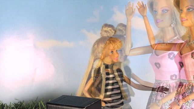 Yard Sale - A Barbie parody in stop motion *FOR MATURE AUDIENCES*