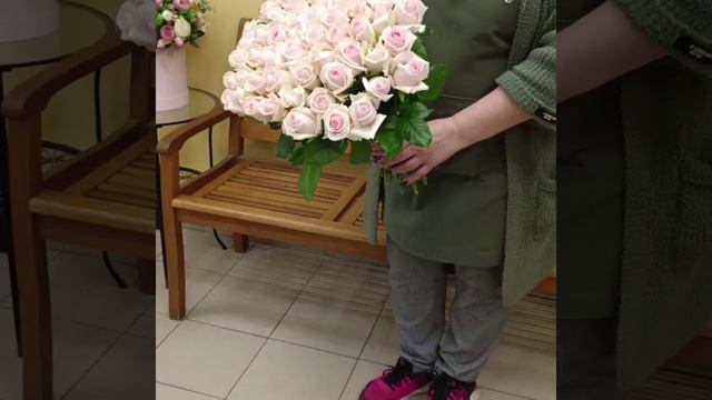 Букет из 51 нежно-розовой розы Свит Ревиваль 50 см под ленту "Море розового"