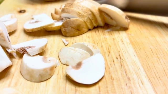 Спагетти в сливочном соусе с курицей и грибами!!! Очень вкусно! Готовлю каждую неделю!