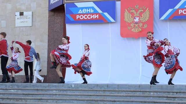 Русский танец 12 июня 2024 #upskirt#русский#танец