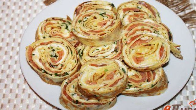 Блинный рулет с красной рыбой, маслом и сыром