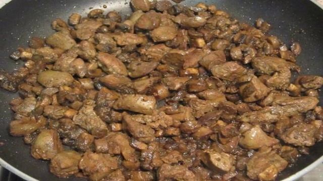 Салат с куриной печенью и грибами