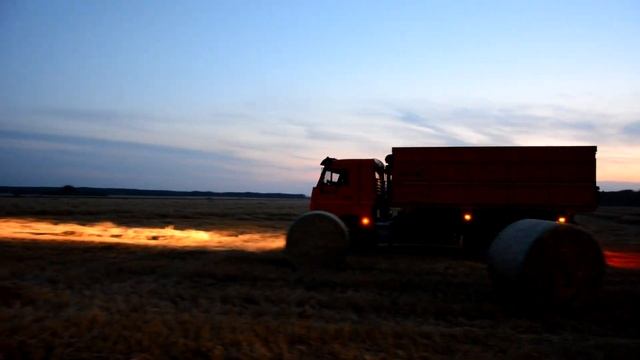 Техника ООО "Горзем" на уборке зерновых до позднего вечера