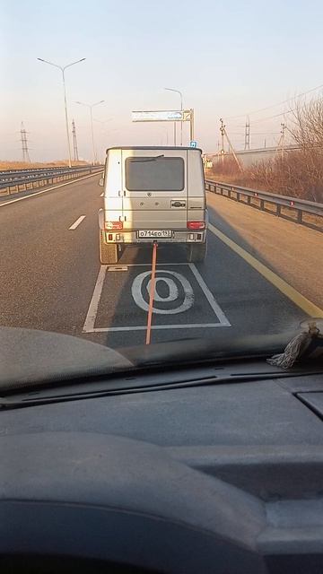 На шнурке.