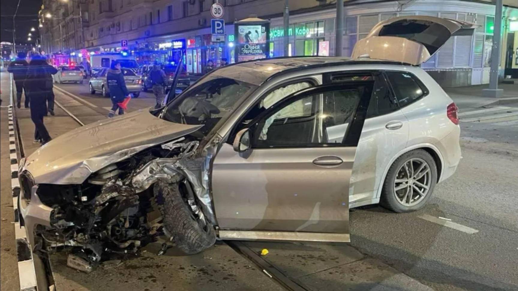 После наезда BMW на людей в Москве в больницу попали подростки