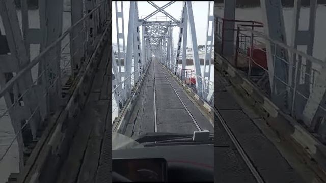 автомост переходит в ж/дорогу