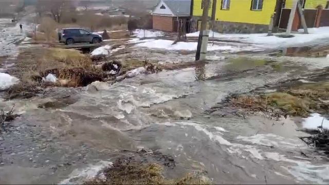 Через Золотую Сопку потекла река.