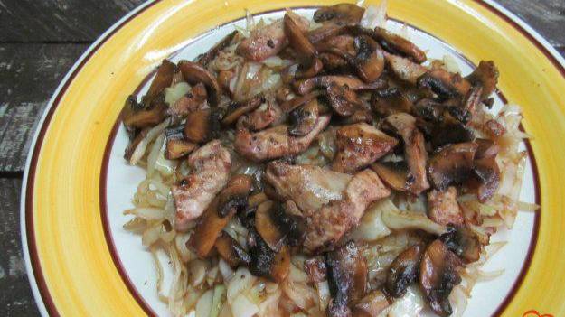 Теплый мясной салат с капустой и грибами
