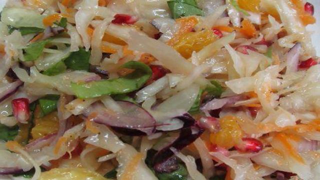 Салат из квашеной капусты с гранатом и апельсином