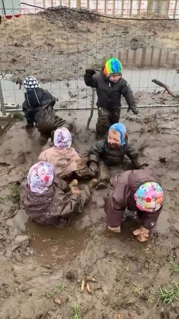 Жаловались, что дети постоянно в телефонах Теперь стирайте 😄