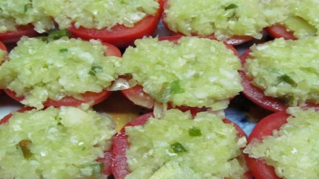 Маринованные помидоры под овощами