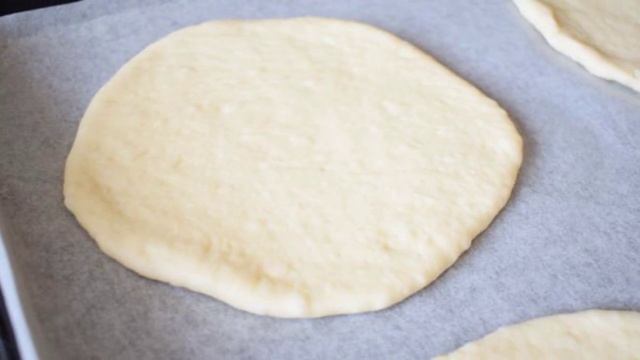 Пицца с маринованными огурцами и сосисками