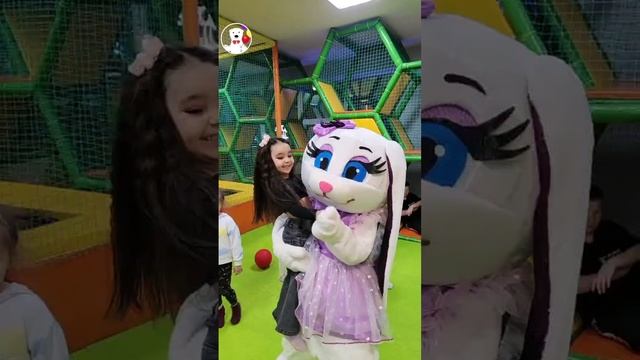 Приятно, когда тебя приглашают на каждый день рождения! Красотку Милан поздравляла наша Зайка)