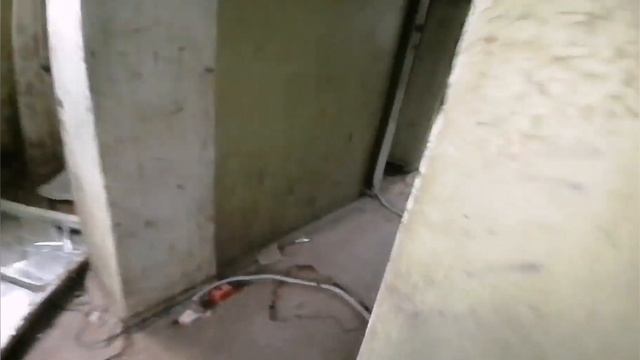 Исследую заброшенную тепло станцию.