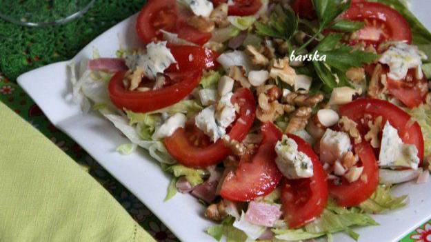 Салат с ветчиной, томатами, горгонзолой и орехами