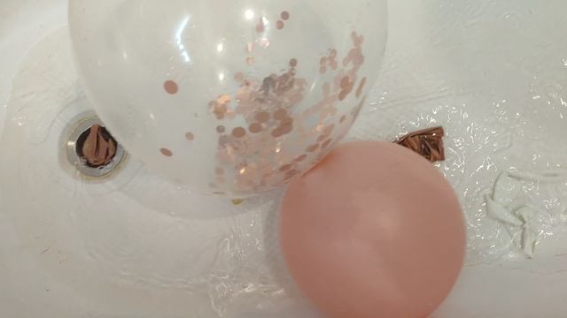 Игра с шариками. Интересная игра. Видео для малышей. Учим цвета. Шары с водой