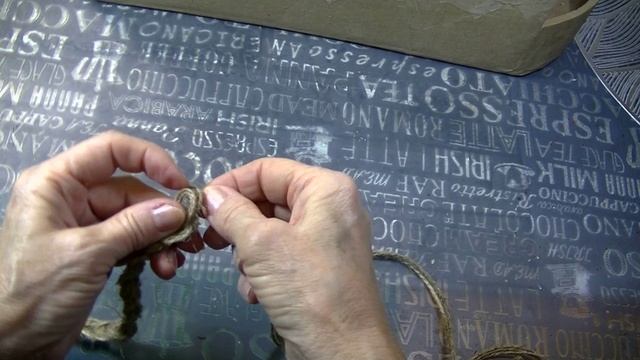 Огромная шкатулка с ушками из картона и джута . Декор шкатулки джутом и пекарской бумагой .