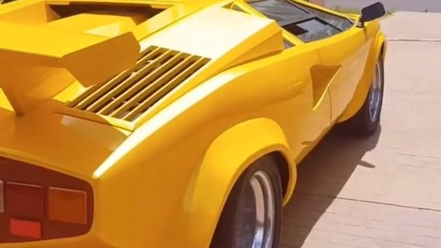 Lamborghini Countach idleing. V6 twin turbo
