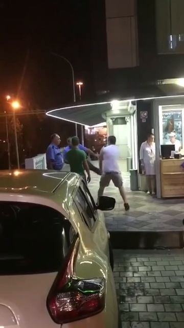 Охранники магазина Новая Заря в Сочи распускают руки