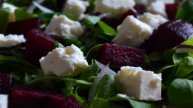 Салат с рукколой, фетой и отварной свеклой
