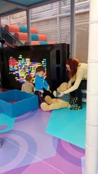 Сынок притащил мишку, чтобы вместе с ним собирать светящийся конструктор