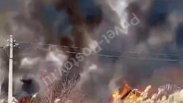 ПОДБИРАЕТСЯ К ДОМАМ: огонь в Кулешовке уже в нескольких метрах от жилых домов.