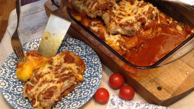 Отбивные из свиной шейки с картофелем, запеченные в томатом соусе