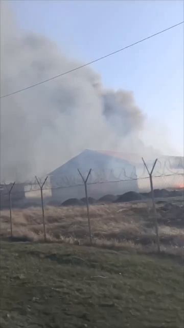 ЧУТЬ НЕ СГОРЕЛА: в посёлке ГРЭС Красносулинского района горела прилегающая к ферме постройка.