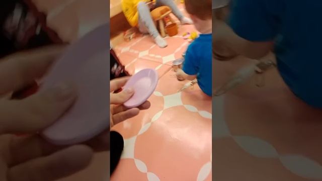Игрушечная кухня с посудкой, игрушечными овощами и кухонной утварью