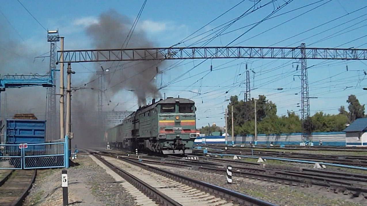 Тепловоз 2ТЭ10М-3010. Отправление с чёрными "медведями" и световое приветствие. Звук 10Д100.