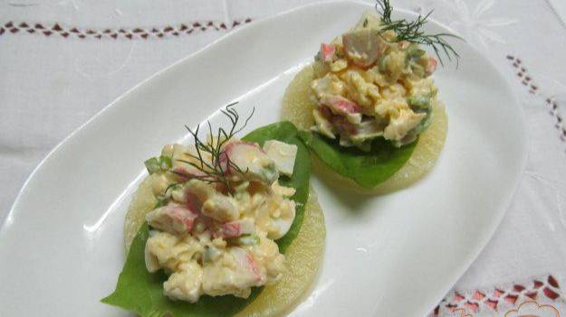 Крабовый салат на ананасе