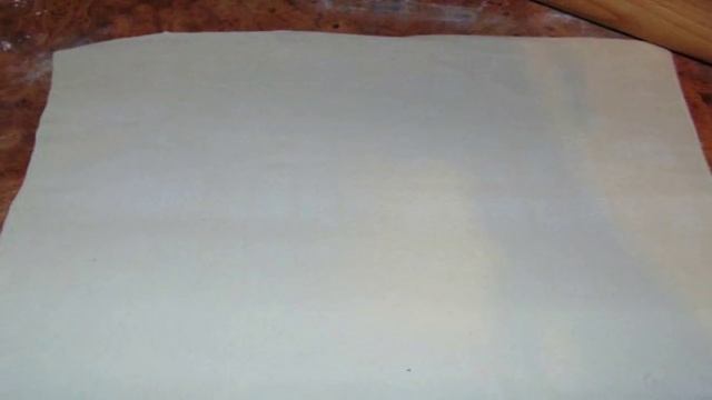 Булочки из слоеного теста с мясом курицы