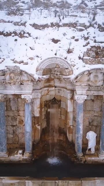 Античный фонтан Антонина (II век н.э.) расположен в нимфее — святилище нимф