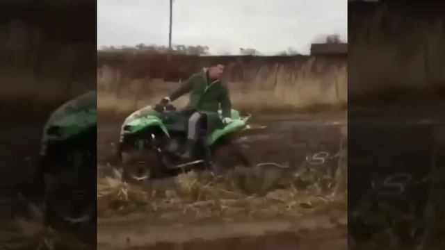профессиональнал по вытаскиванию авто из грязи 😂😂😂👍
